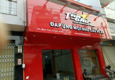 Cách phối màu chữ nổi tương phản giúp bảng hiệu nổi bật