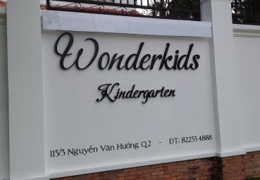 Cách tránh các lỗi phổ biến khi thiết kế và thi công bảng hiệu