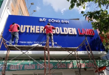 Làm biển tên công ty bằng chất liệu gì bền nhất dưới nắng mưa Sài Gòn?