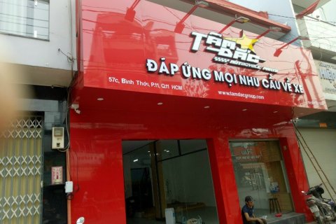 Cách phối màu chữ nổi tương phản giúp bảng hiệu nổi bật