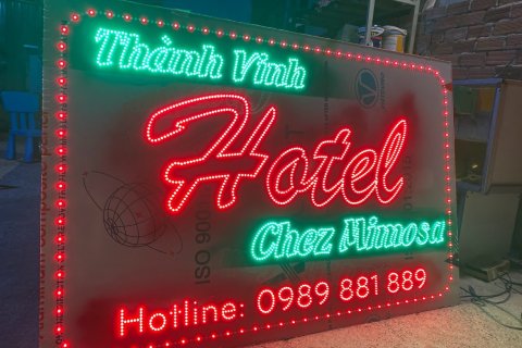 Chữ nổi, hộp đèn hay bảng hiệu phẳng: Nên chọn loại nào?