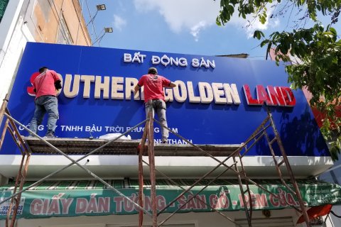 Làm biển tên công ty bằng chất liệu gì bền nhất dưới nắng mưa Sài Gòn?