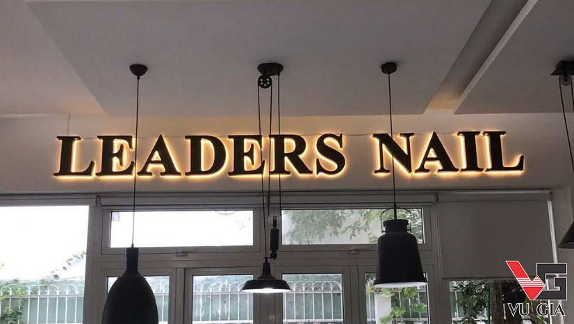 Bảng hiệu spa phun xăm Leaders nail