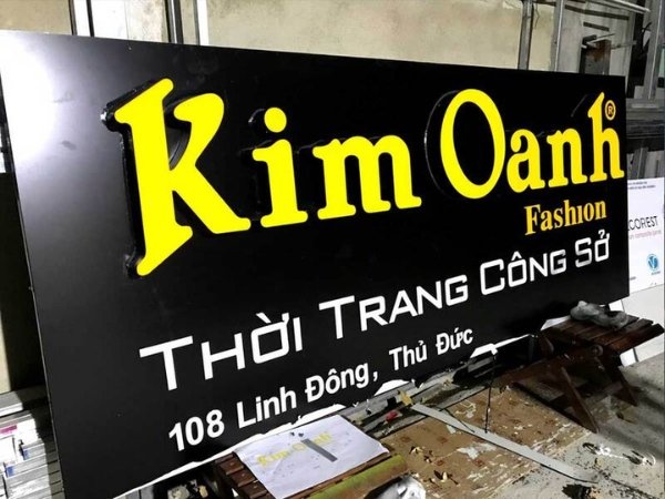 Bảng hiệu kết hợp vật liệu nhôm Alu làm nền và phần chữ được tạo hình nổi từ Mica