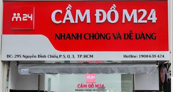 Bảng hiệu chữ trắng và đen trên nền đỏ nổi bật, bắt mắt