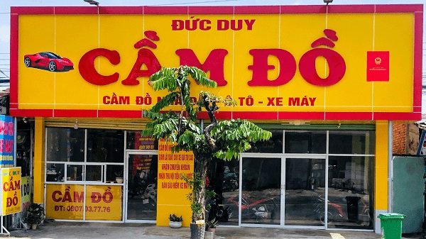 Bảng hiệu cầm đồ chữ đỏ trên nền vàng