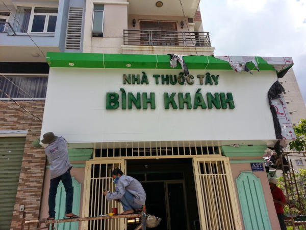 Bảng hiệu nhà thuốc tây Bình Khánh đang dần hoàn thiện
