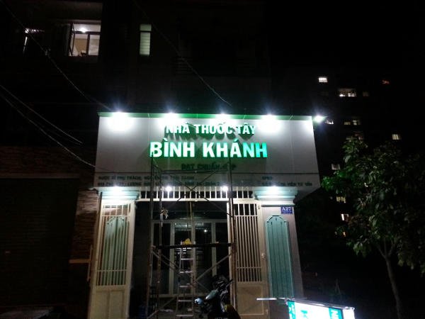 Bảng hiệu nhà thuốc Bình Khánh kết hợp đèn LED, nổi bật vào buổi tối