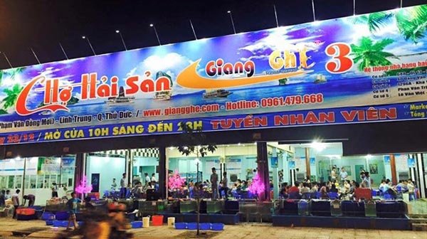 Biển quảng cáo hải sản thu hút sự chú ý từ khách hàng