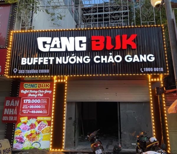 Quảng cáo nhà hàng với chất liệu nền tôn