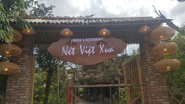 Biển quảng cáo nhà hàng Nét Việt Xưa với chất liệu gỗ đẹp, sang trọng