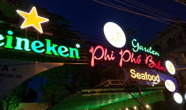 Biển quảng cáo quán ăn hải sản Phi Phố Biển kết hợp đèn LED đẹp, thu hút