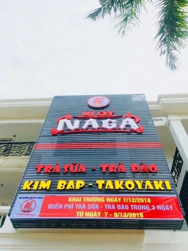 Biển quảng cáo quán mì cay NAGA với chất liệu lam nhôm đẹp