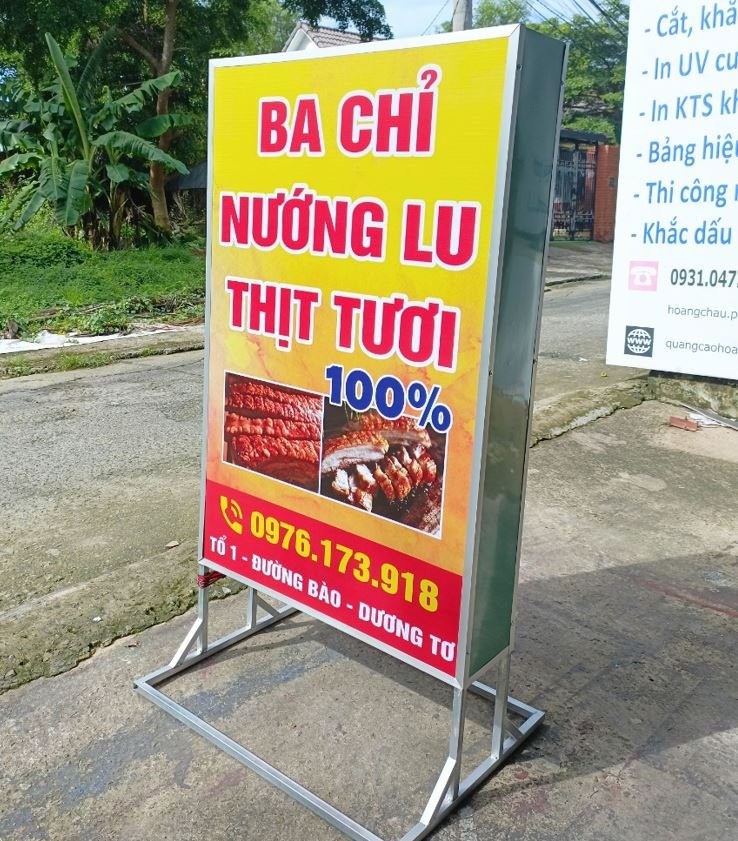 bảng hiệu hộp đèn chiếu sáng 2 mặt