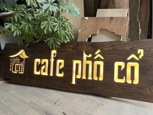Biển hiệu làm từ gỗ mang vẻ đẹp mộc mạc, hoài cổ