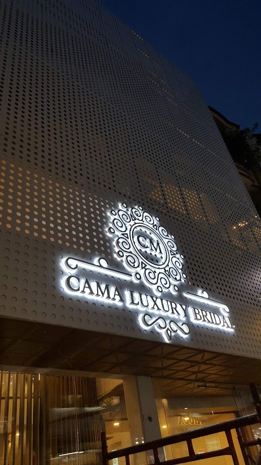 Bảng hiệu khi hoàn chỉnh của Cama Luxury