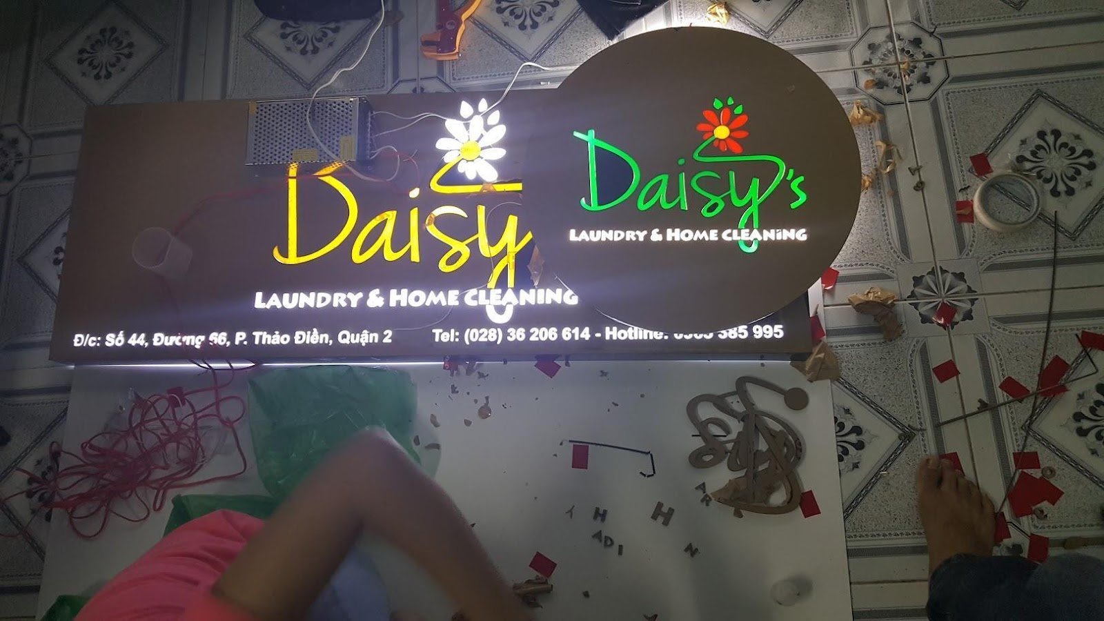 Màu sắc hộp đèn, chữ nổi nên cân đối như thế nào cho bắt mắt