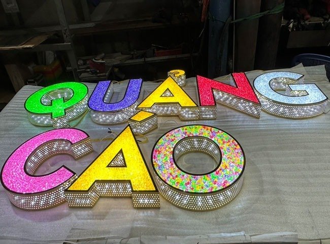 Biển hiệu Mica rải đá Acrylic cao cấp, bắt mắt