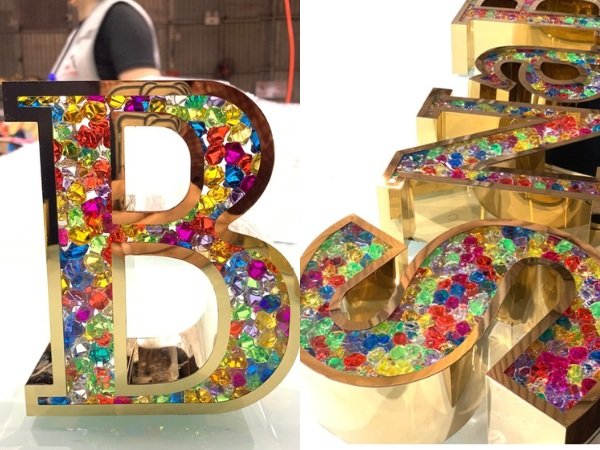 Biển hiệu phù hợp cho các showroom mỹ phẩm, spa hoặc không gian nội thất cao cấp