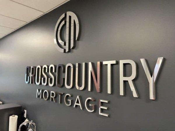 Bảng hiệu chữ nổi Mica mạ Crom phản chiếu ánh sáng mạnh