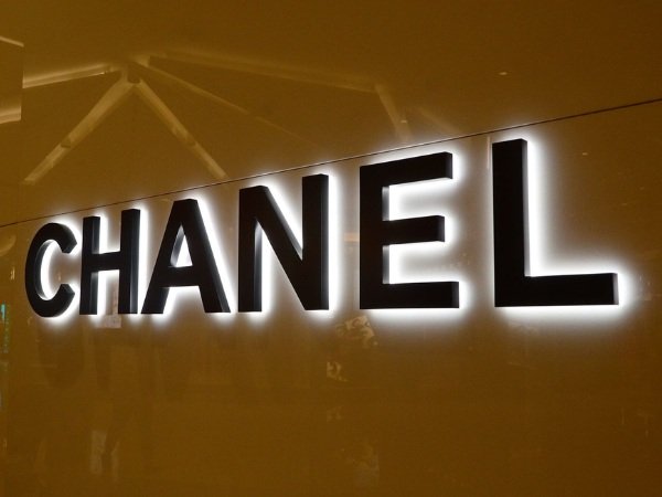 Mẫu chữ Mica gắn LED trong nhà