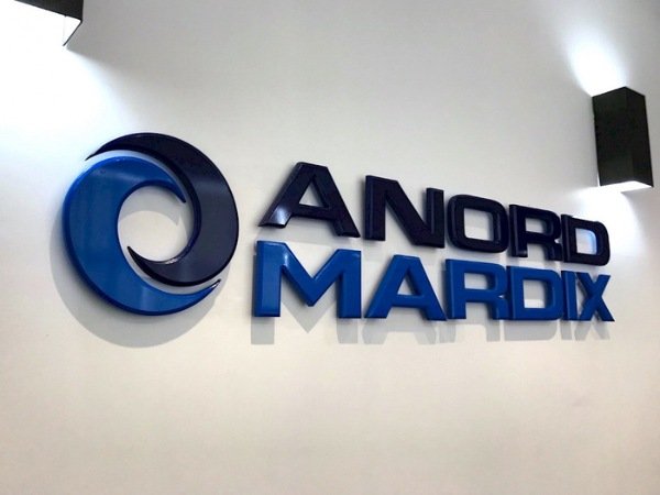 Mẫu bảng hiệu chữ nổi Mica trong nhà