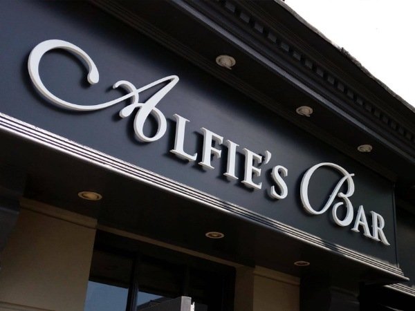 Mẫu bảng hiệu chữ nổi Mica ngoài trời