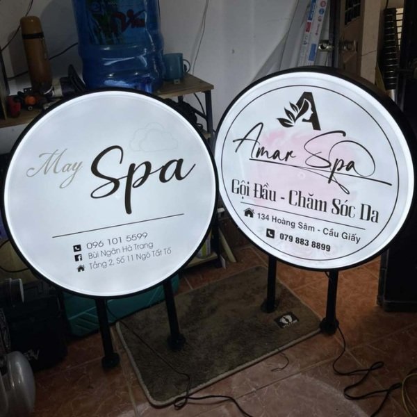 Sử dụng decal in hình ảnh dán lên mặt mica