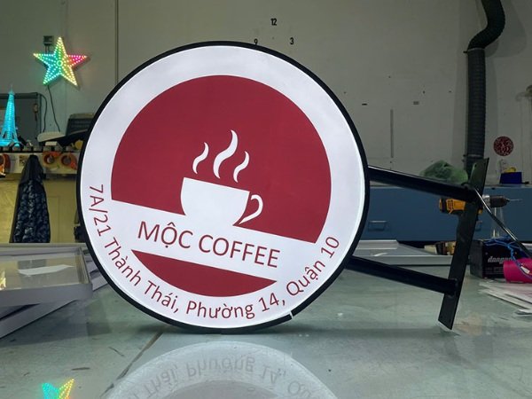 Bảng hiệu hộp đèn chân sắt