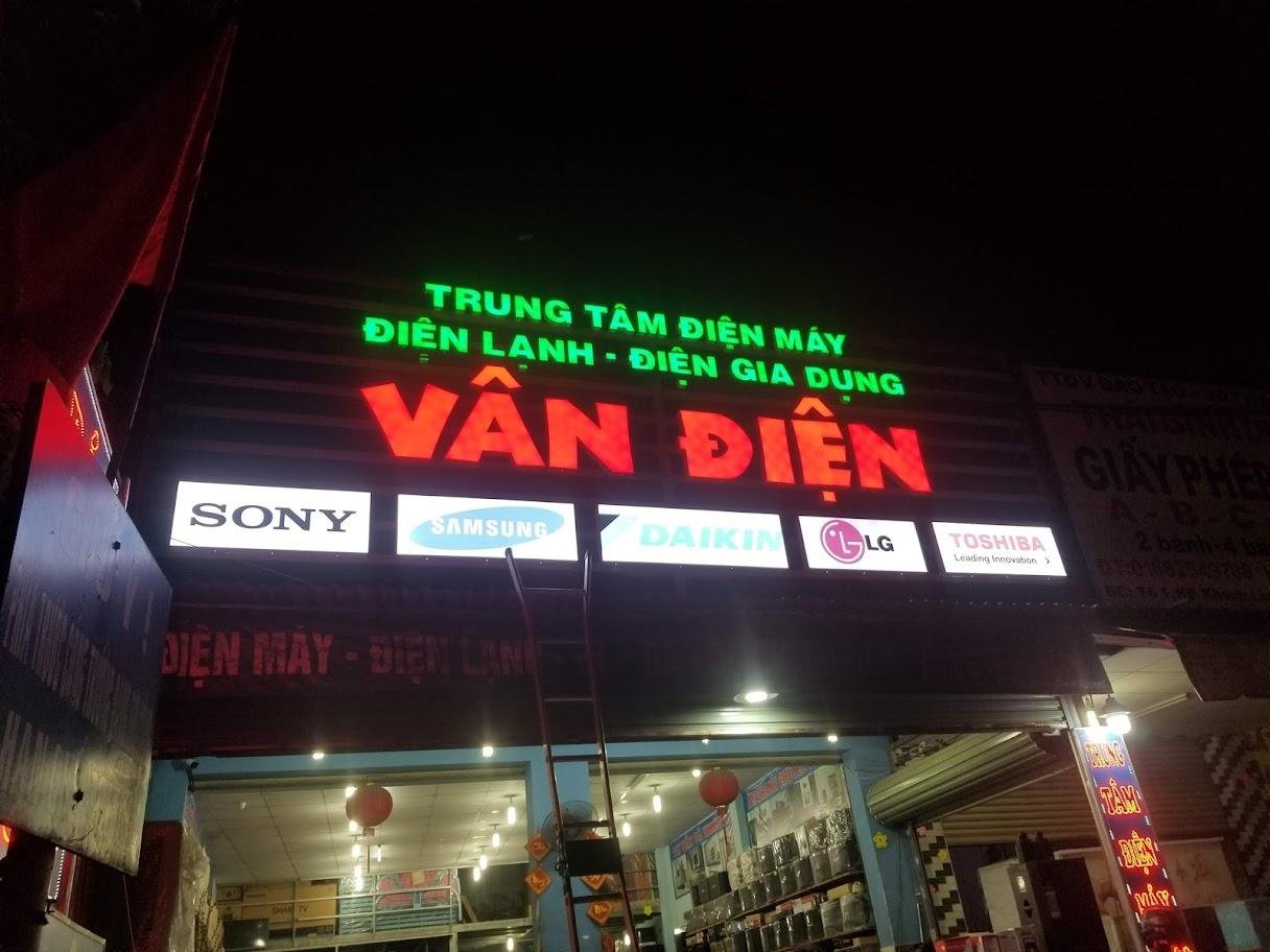 Ấn tượng với bảng hiệu của trung tâm điện máy