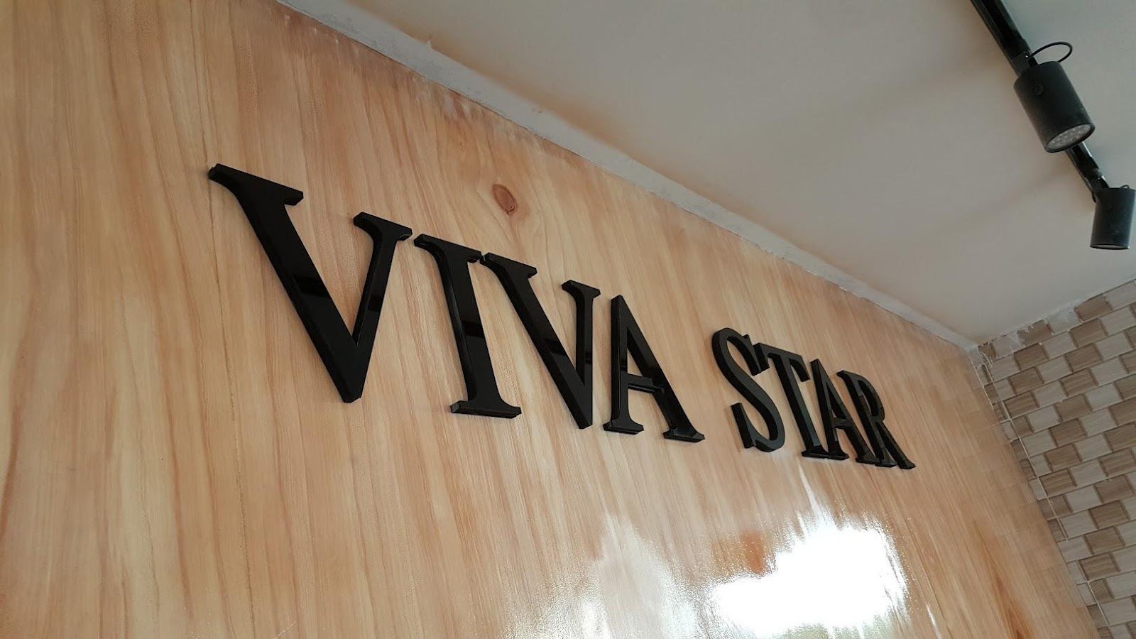 Với phần đèn LED được thiết kế ẩn sau, khi bật đèn làm nổi bật phong chữ nỗi đã được chuẩn bị sẵn