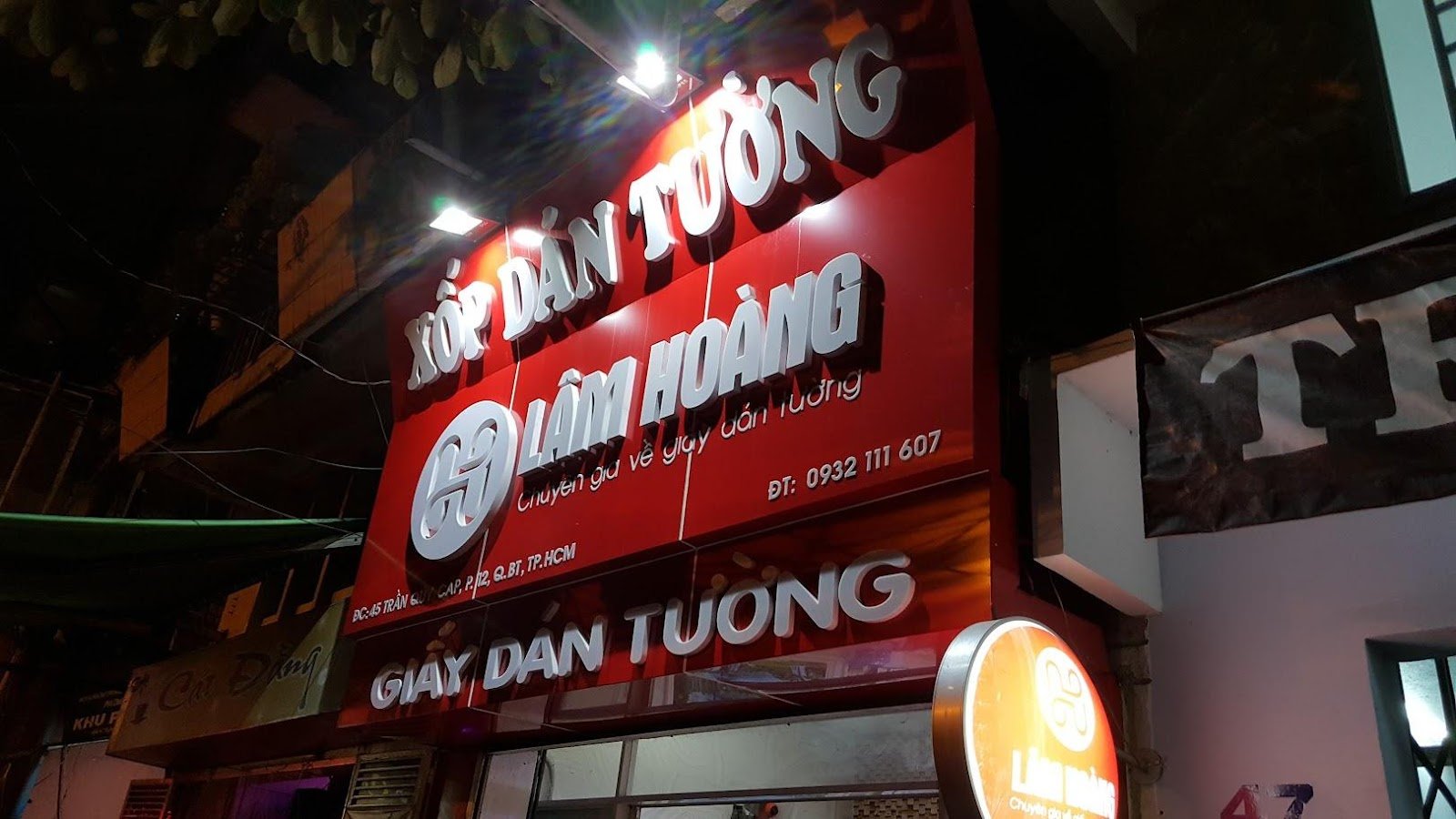 Một bảng hiệu làm tóc đẹp mắt