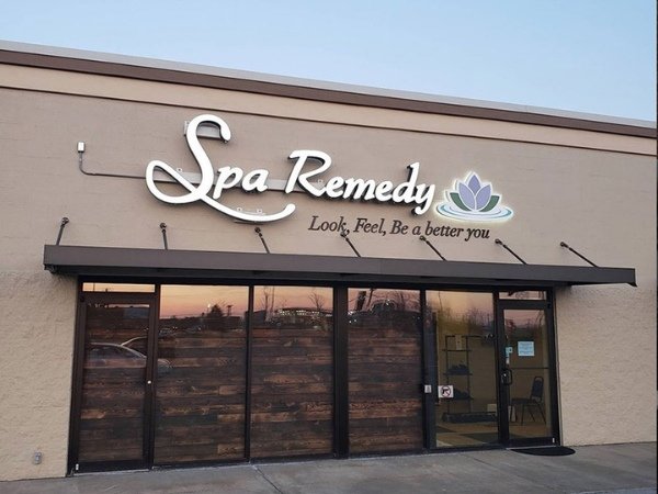 Mẫu biển spa hài hòa với tông màu ấm chủ đạo của tiệm