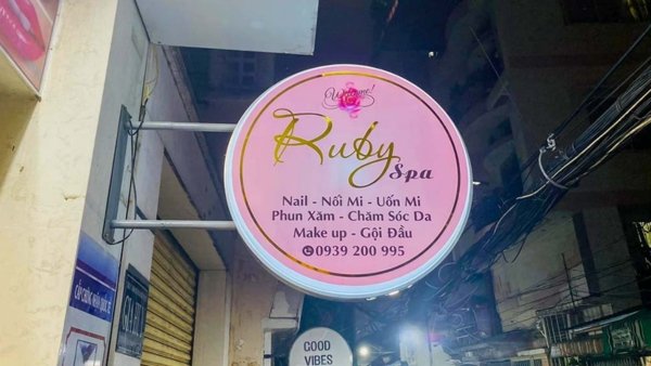 Biển hiệu spa hình tròn dễ gây thiện cảm với người nhìn