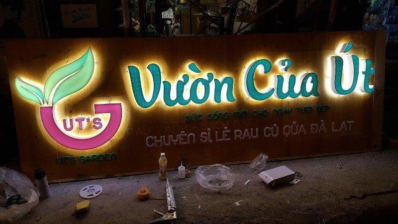 Những bảng hiệu được thiết kế theo kiểu hộp đèn sẽ trông bắt mắt và cực kỳ thu hút người xem