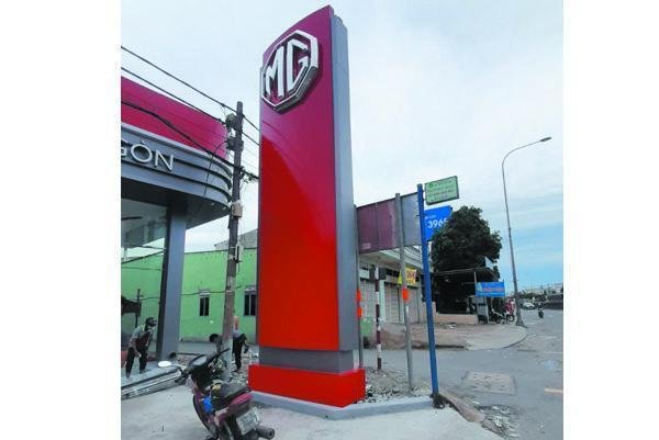 Bảng hiệu mặt dựng alu cho showroom ô tô nằm trên QL 13, Sài Gòn