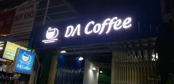 Mẫu 15. Bảng hiệu quán cà phê DA Coffee đẹp