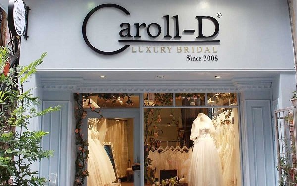 Mẫu 3: Bảng hiệu đẹp cho cửa hàng váy cưới Caroll-D