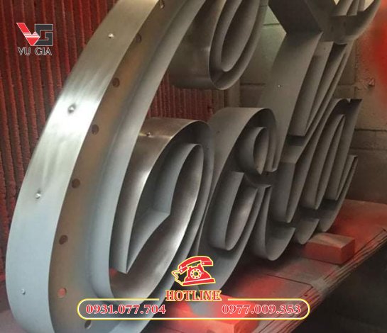 THI CÔNG CHỮ NỔI